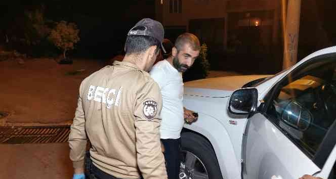 Durdurulan kamyonetten ruhsatsız tabanca çıktı
