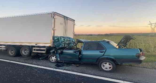Kamyonete arkadan çarpan otomobilin sürücüsü öldü