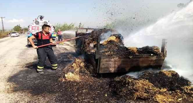 Saman yüklü traktör römorku yandı