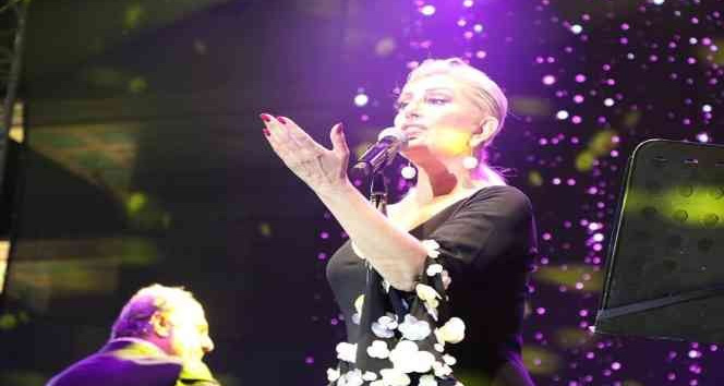 Nostalji kraliçesi Muazzez Ersoy, Manisa’da sevenleriyle buluştu