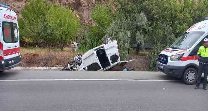 Direksiyonda uyuyakaldı, aracı takla atarak su kanalına düştü