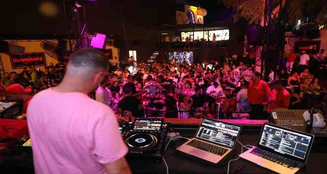 Bodrum’da yerli ve yabancı turistler DJ performans ile eğlendi