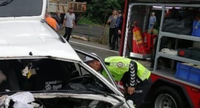 Otomobille çarpışan araç dereye uçtu: 6 yaralı