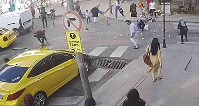 Bankaya giderken elindeki paralar rüzgarla savruldu: Vatandaşlar tek tek yerden topladı