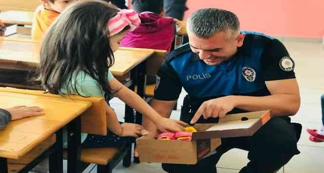 Polislerden Sultangazi’de ilkokula ziyaret