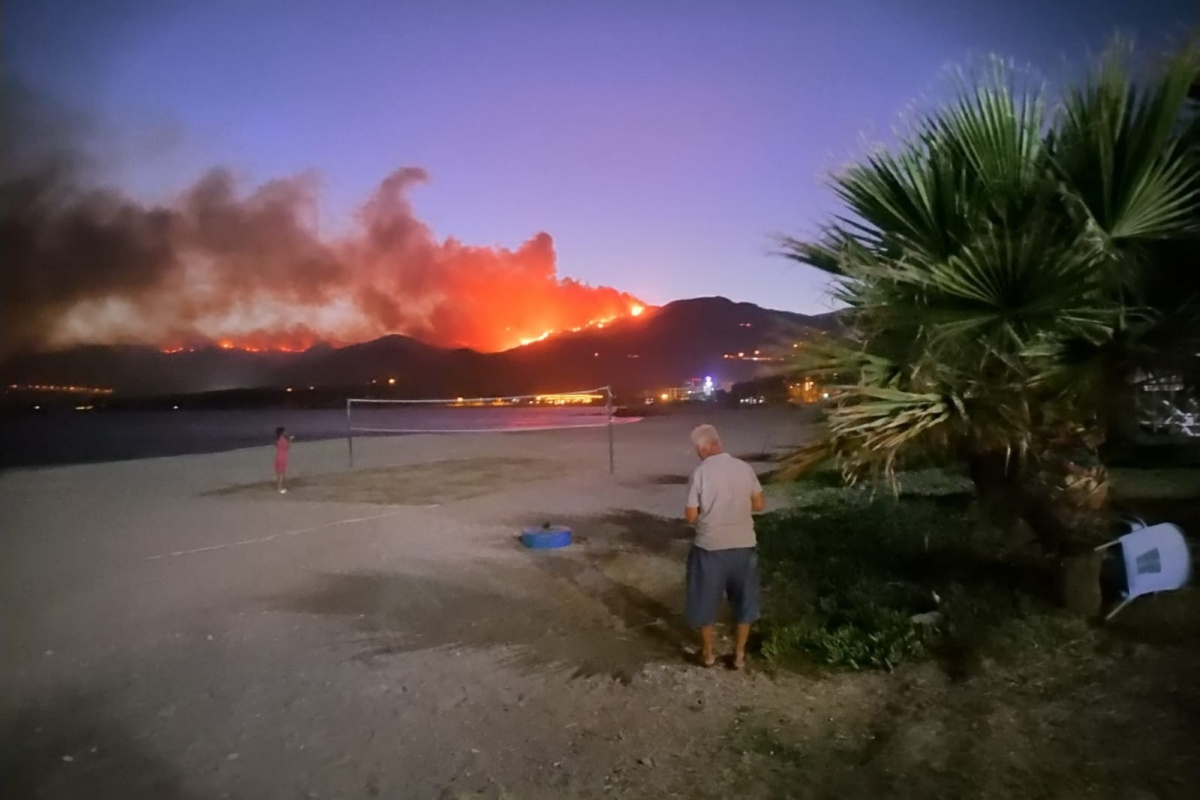 Gülnar’daki orman yangın Silifke&#039;ye sıçradı, Vatandaşları tedbir amaçlı tahliye edildi