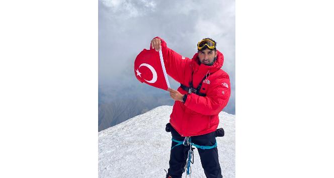 Ardahanlı dağcılar Gürcistan’ın en yüksek dağına çıktı