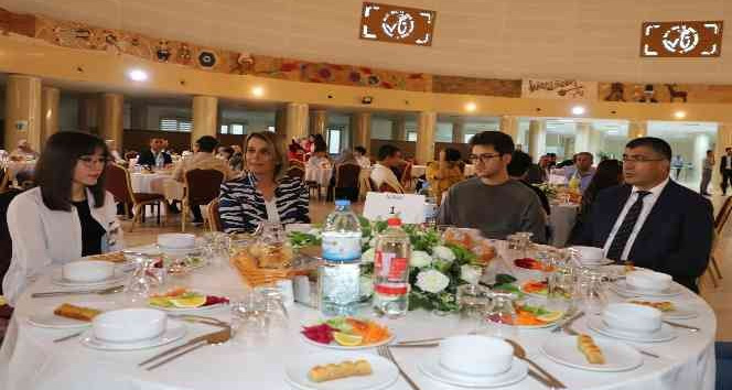 Nevşehir’de protokol üyeleri başarılı öğrencilerle buluştu