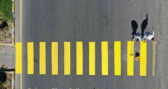 Yaya geçidi çizgileri yenileniyor