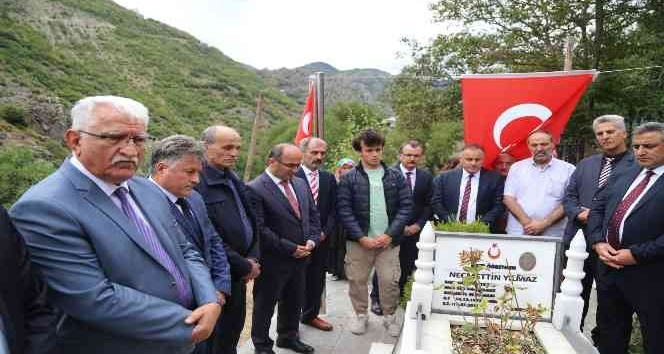 İLKSAN’dan şehit öğretmen Necmettin Yılmaz’ın kabrine ziyaret