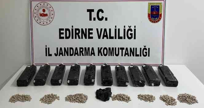Çantasından 13 kilogram afyon sakızı ile 967 adet uyuşturucu hap çıktı