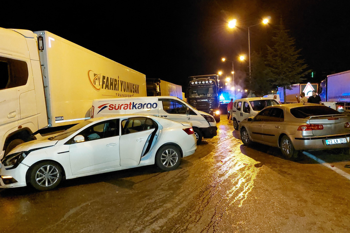 Samsun'da feci kaza: 23 araç birbirine girdi, 18 kişi yaralandı