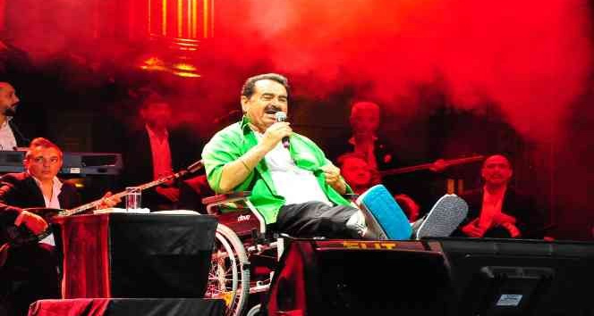 Manisa’da Tatlıses rüzgarı esti, kalabalık meydanlara sığmadı