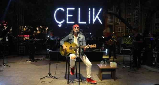 Çelik, Burhaniye’de sevenleri ile buluştu