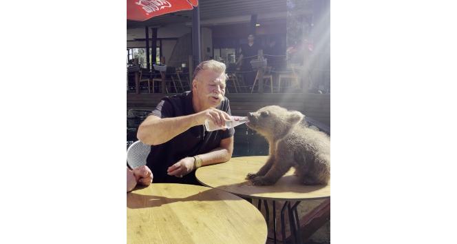 Nuri Alço’dan yavru ayıya gazoz