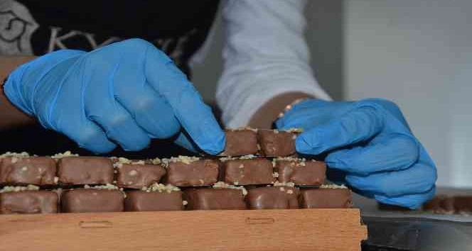 Bu çikolatada şeker yerine bal, renklendirici yerine kuru meyveler kullanılıyor