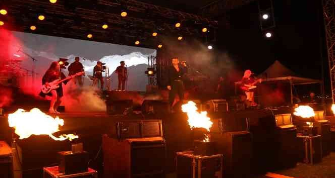 Ünlü rapçi Gazapizm, sevilen parçalarıyla Kocaeli’yi salladı