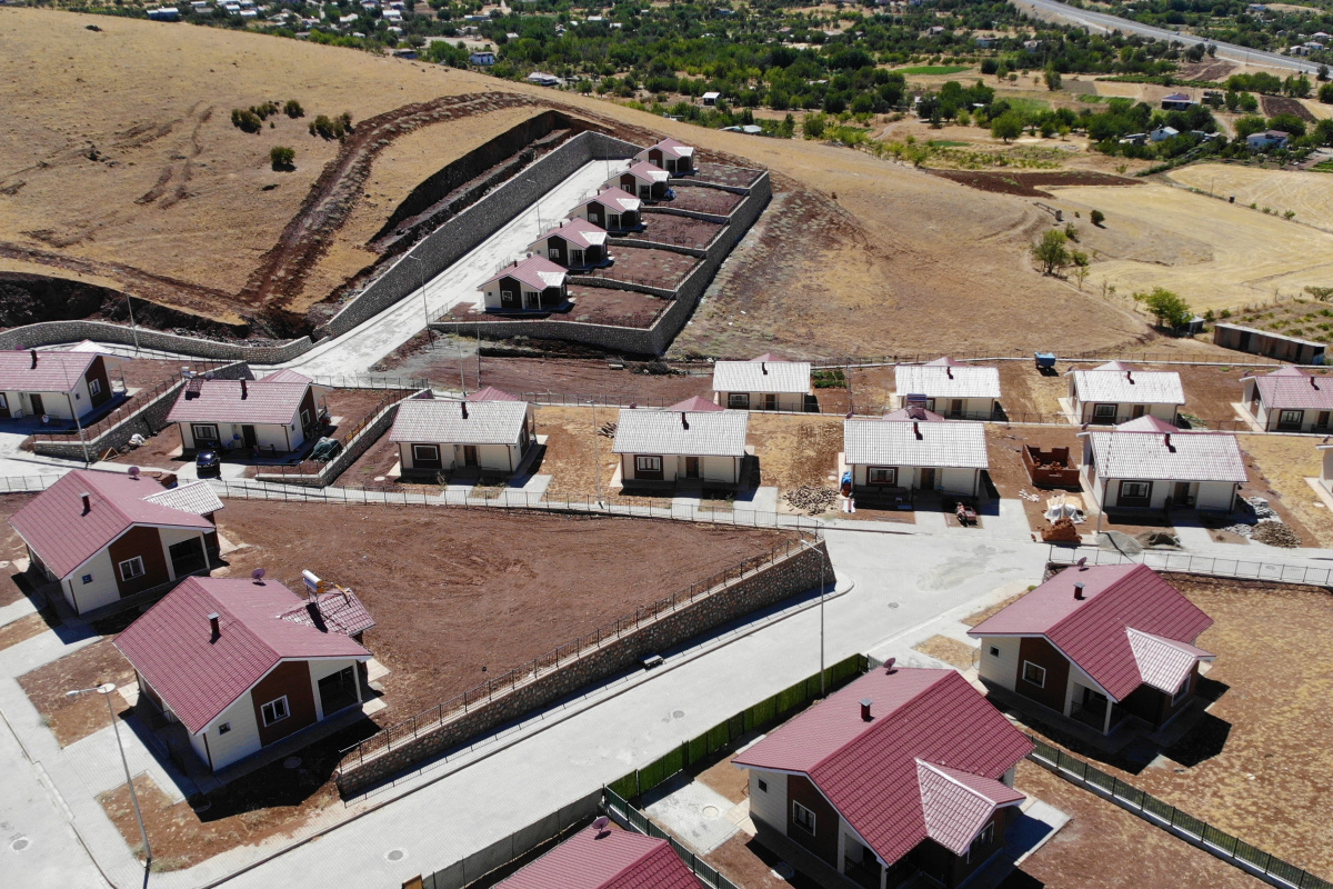 Elazığ'da depremin izleri bir bir siliniyor