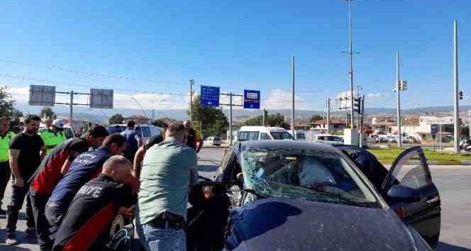 Tokat’ta iki araç kavşakta çarpıştı: 3 yaralı