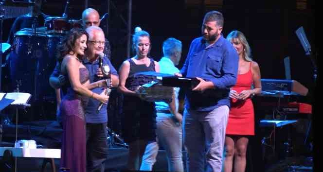 Melek Mosso Gömeç’i salladı