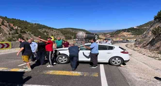 Çankırı’da otomobil bariyerlere çarptı: 2 yaralı