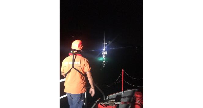 Çanakkale Boğazı’nda karaya oturan tekne kurtarıldı