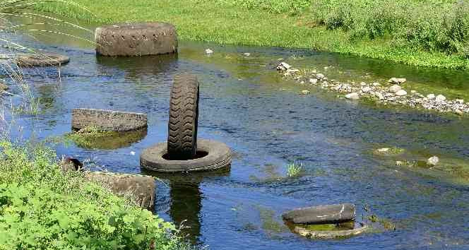 Osmaniye’de dereye atılan onlarca lastik çevre kirliliğine neden oldu