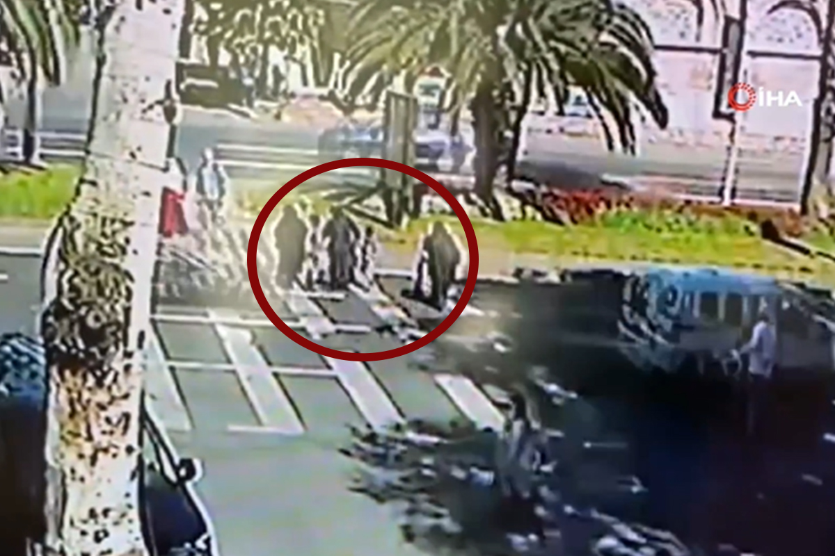 Fatih&#039;te 3 kadın ve 3 çocuğa arabanın çarptığı dehşet anları kamerada