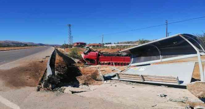 Tokat’ta durağa çarpan kamyonet devrildi: 4 yaralı