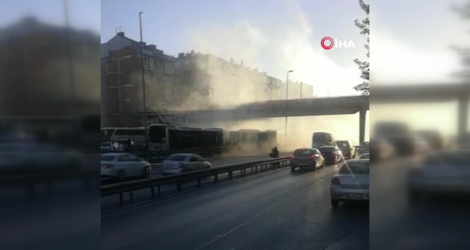 Metrobüs kazasından saniyeler sonrası kamerada: Ortalık toz dumana karıştı