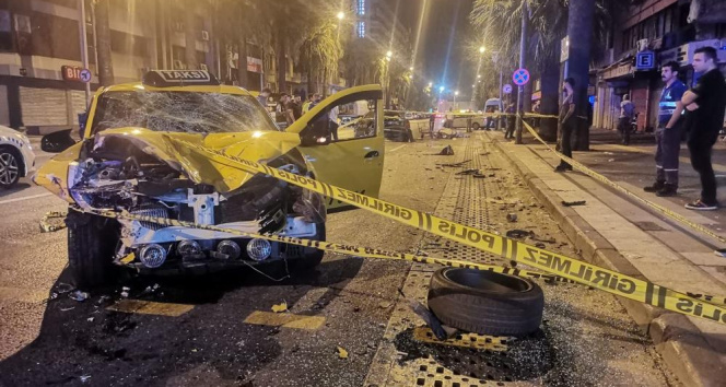 İzmirde kontrolden çıkan taksi kağıt toplayacısına çarptı: 1 ölü, 1 yaralı