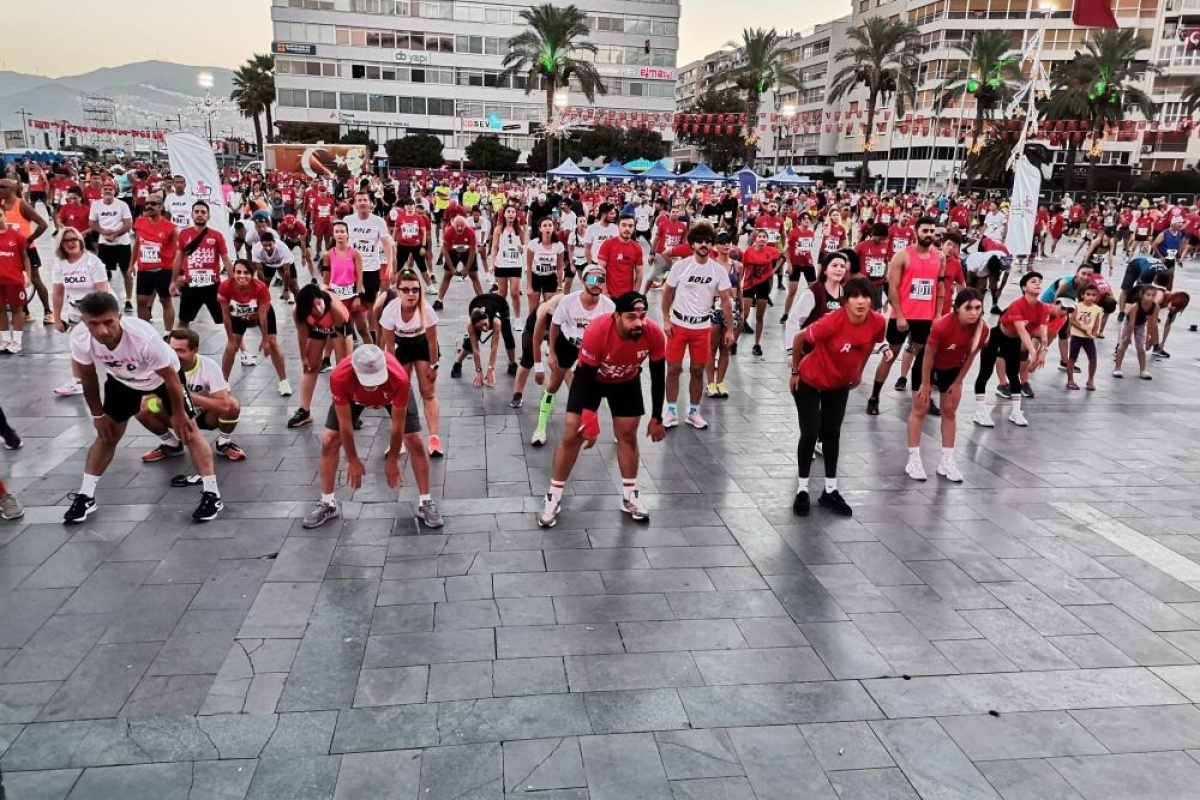 9 Eylül İzmir Yarı Maratonu rekor katılımla başladı