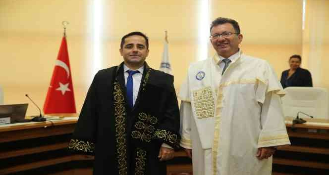 Doçentlik unvanı alan öğretim üyesi Sökmen cübbesini giydi