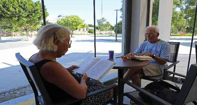 Emekliler “Düden Parkı Emekliler Kahvesi”nde adeta ikinci baharlarını yaşıyorlar