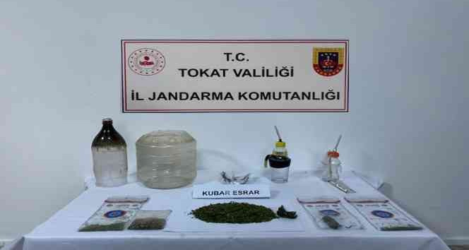 Jandarmanın gözünden kaçmadı, uyuşturucu taciri yakayı ele verdi