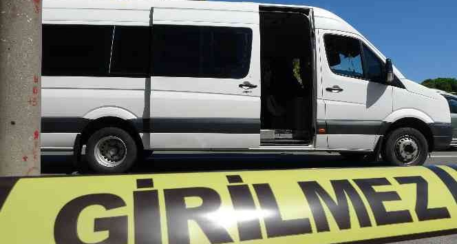 Minibüsün açık kapısından düşen kadın ağır yaralandı