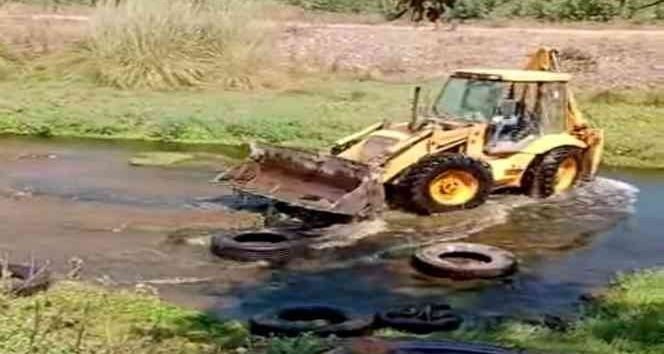 Osmaniye’de çevre kirliliğine neden olan lastikler dere yatağından temizlendi