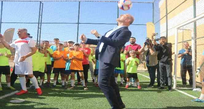 İçişleri Bakanı Soylu, Mardin’de çocuklarla bir araya gelerek top sekterdi