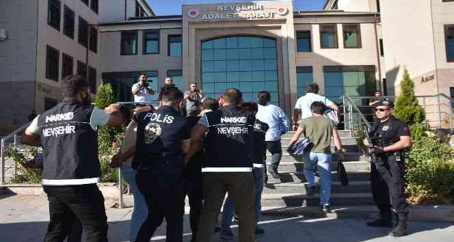 Nevşehir’in en büyük narkotik operasyonunda gözaltına alınan 33 şüpheli adliyeye sevk edildi