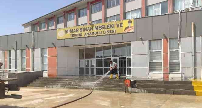 Kızıltepe’de okul bahçeleri temizlendi