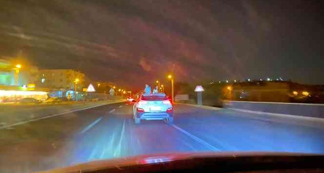 İki çocuğun otomobil tavanında tehlikeli yolculuğu yürekleri ağza getirdi