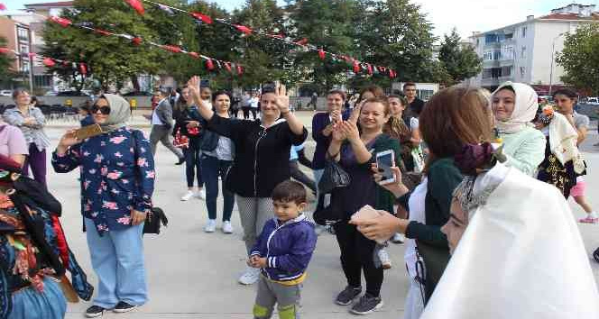Yeni eğitim, öğretim yılını davul zurna ile karşıladılar