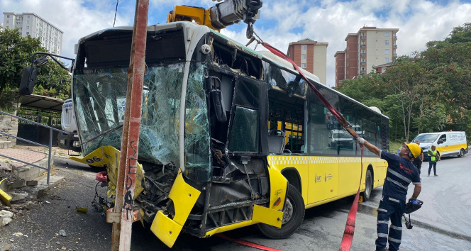 Ümraniyede yokuş aşağı giden İETT otobüsü duvara çarptı: 2 yaralı