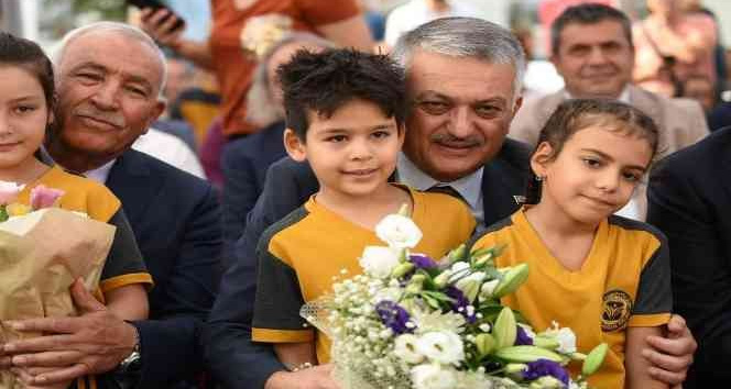 Antalya’da 485 bin öğrenci, 35 bin öğretmen için ders zili çaldı