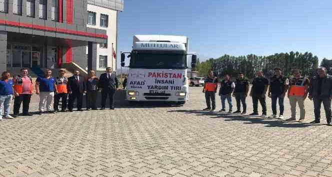 Iğdır’dan  Pakistan’daki sel bölgesine yardım tırı gönderildi