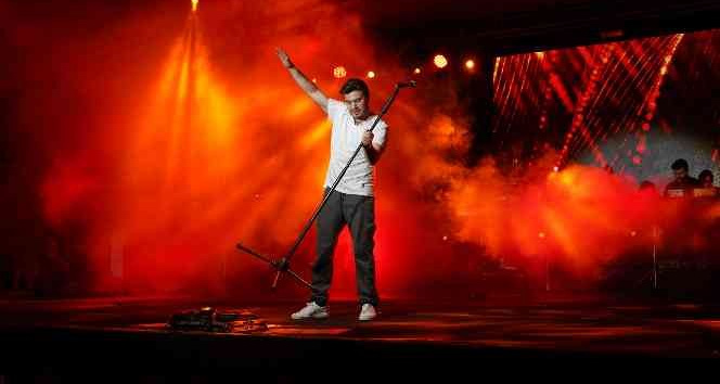 Mustafa Ceceli Balıkesir’i coşturdu