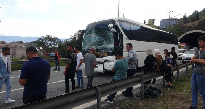 Yolcu otobüslerinin karıştığı trafik kazasında 2si bebek 4 yaralı