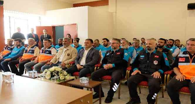 Hafif Arama Kurtarma eğitimini bitiren kursiyerlere sertifika