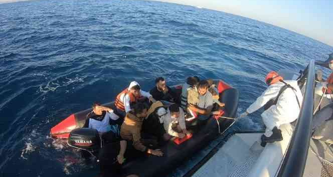 Çanakkale açıklarında 12 düzensiz göçmen kurtarıldı