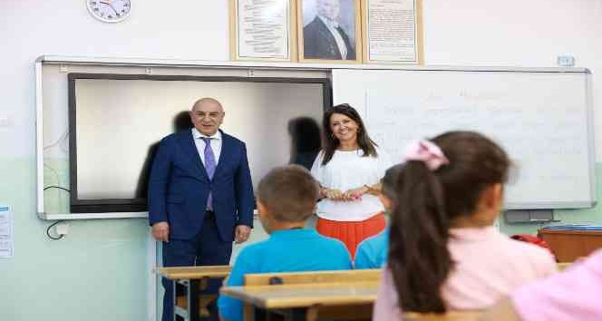 Ankara’da öğrencilere 20 bin adet kırtasiye malzemesi hediye edildi